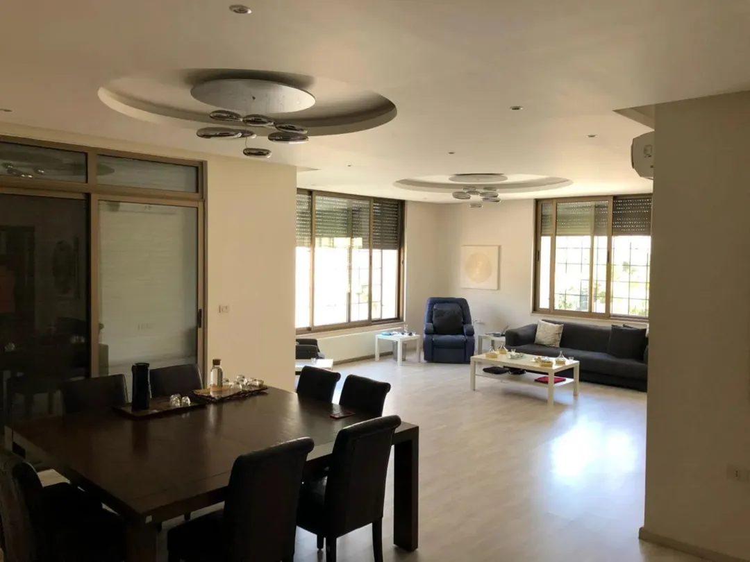 شقة مفروشة راقية في الطابق الأول بجبل عمان