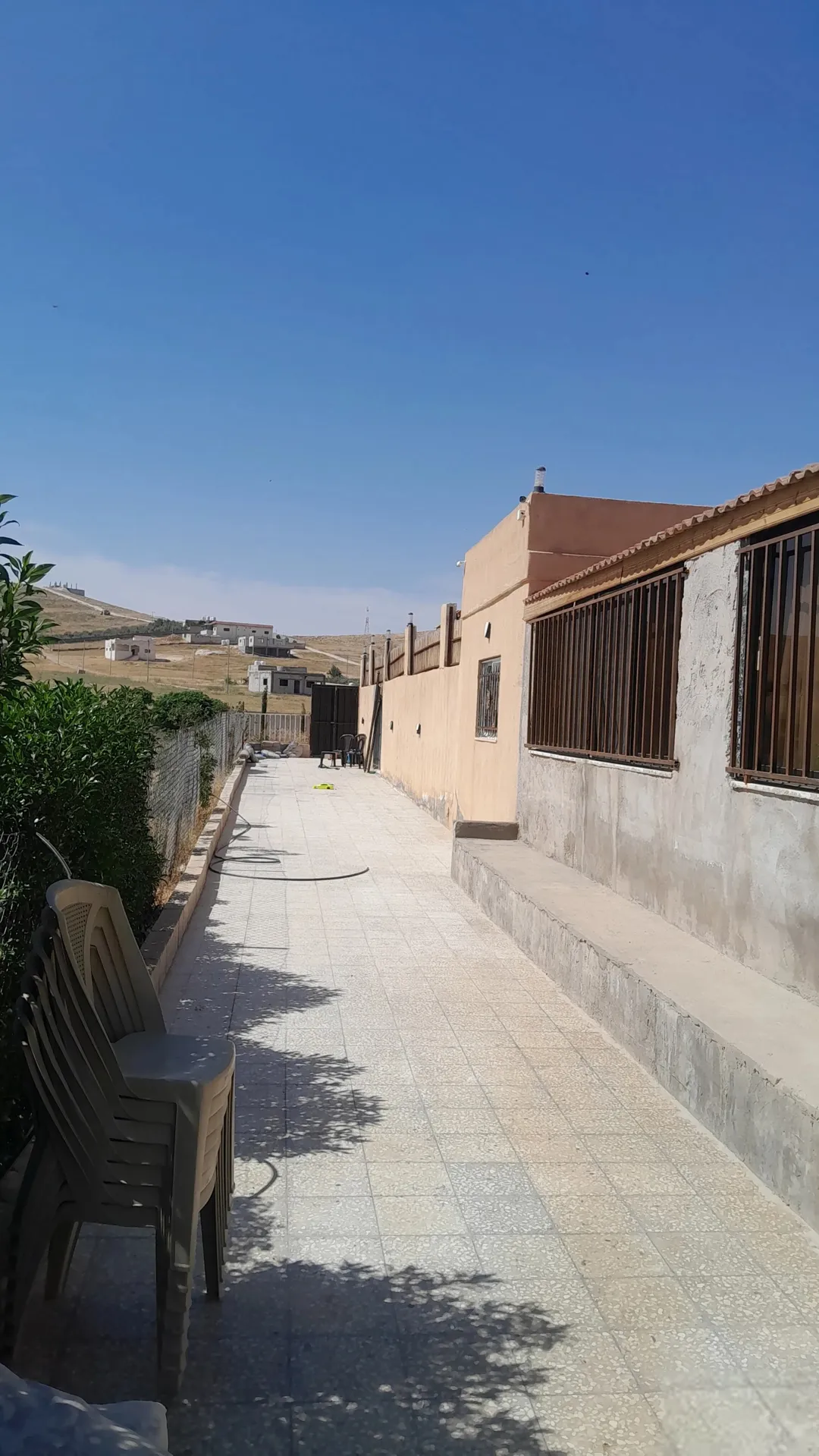 مزرعة وشاليه فاخر للبيع في المفرق – الزنية