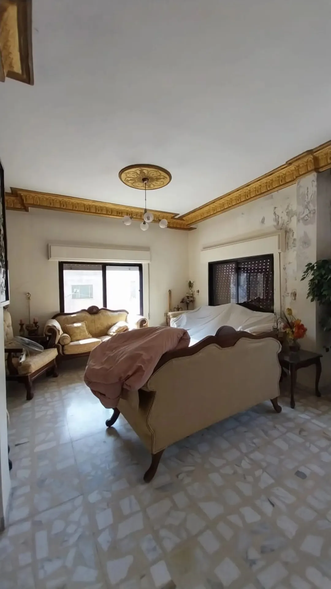 عمارة للبيع بقوشان مستقل في راس العين – حي الدبابية