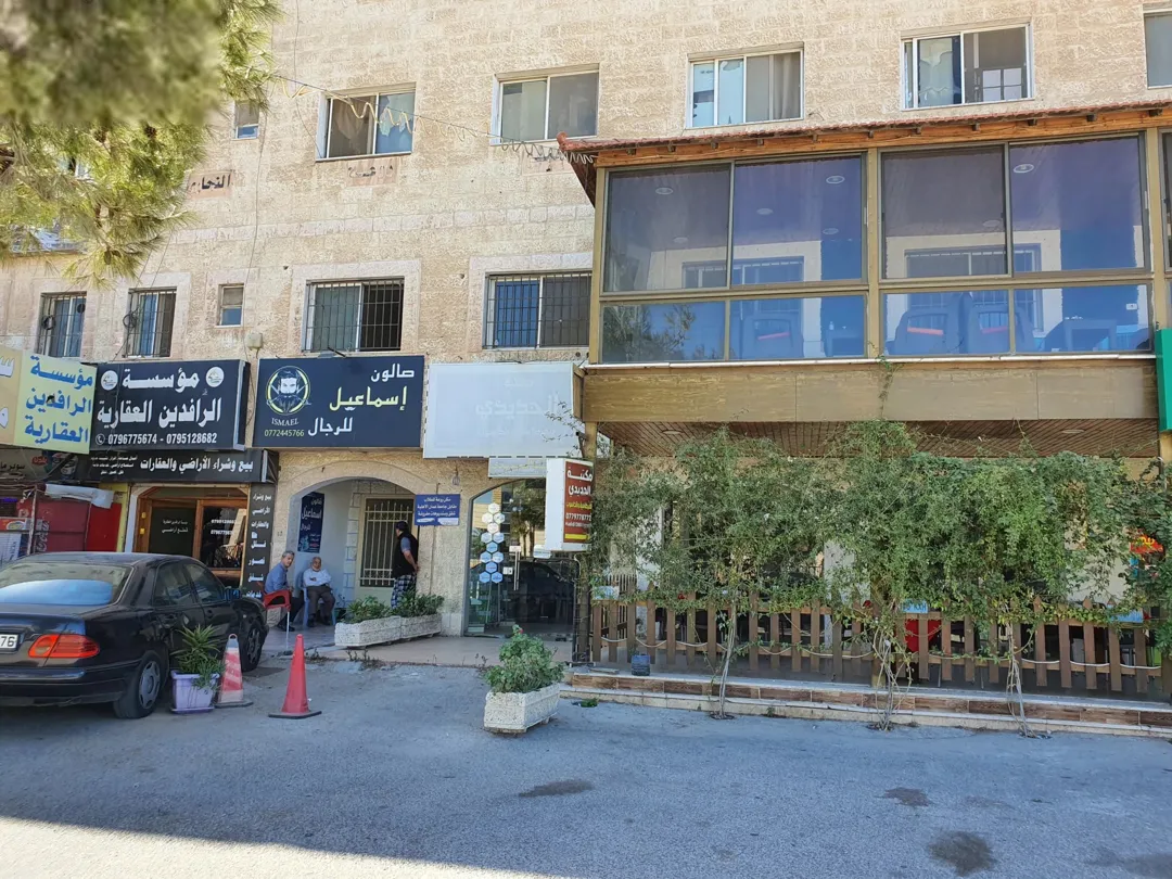 مجمع تجاري للبيع