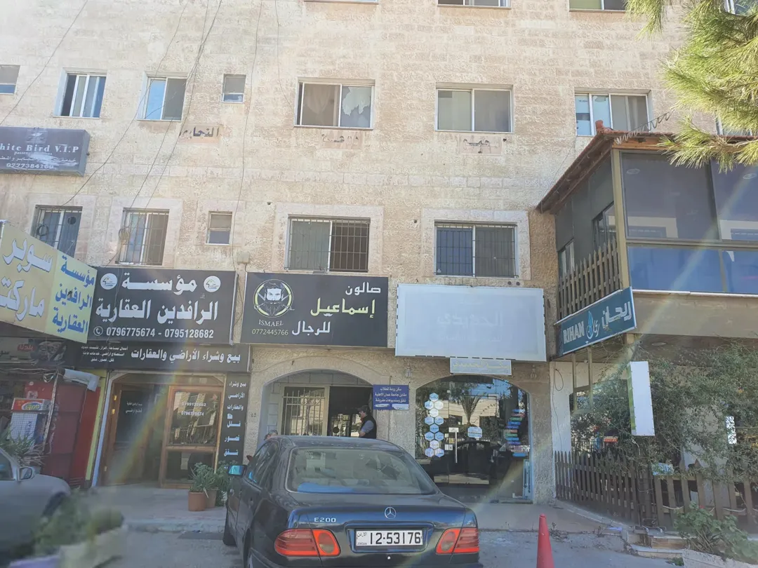 مجمع تجاري للبيع