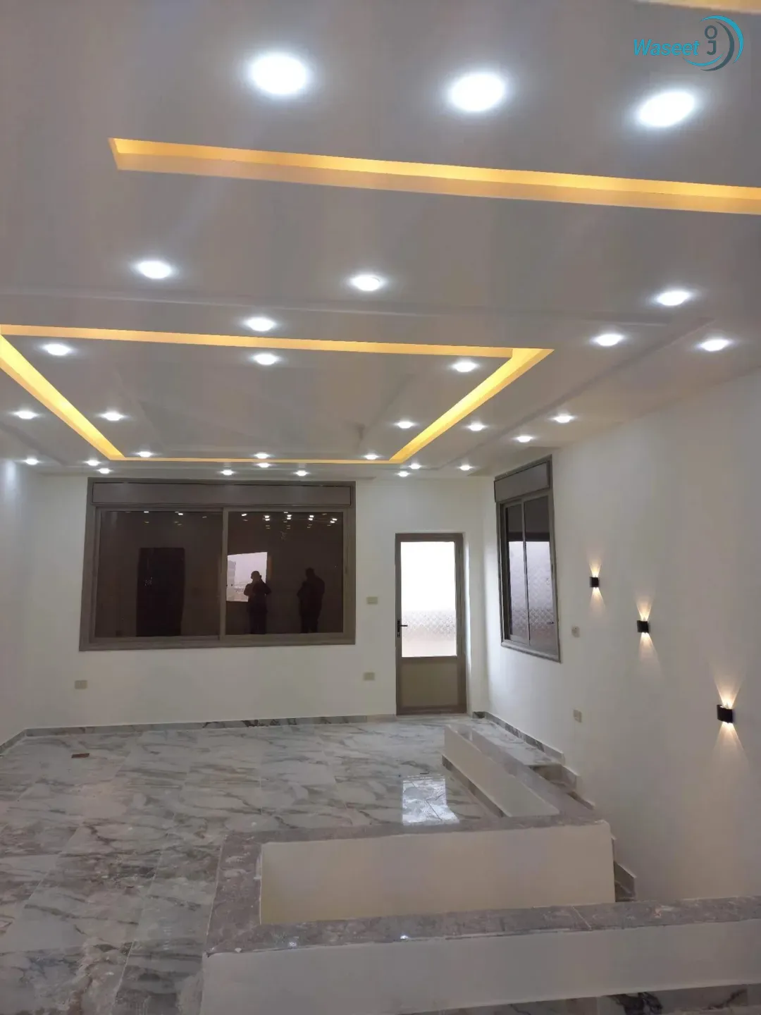 طابق اخير مع رووف 218م للبيع جنوب كليه الطب والصيدلة لجامعة اليرموك