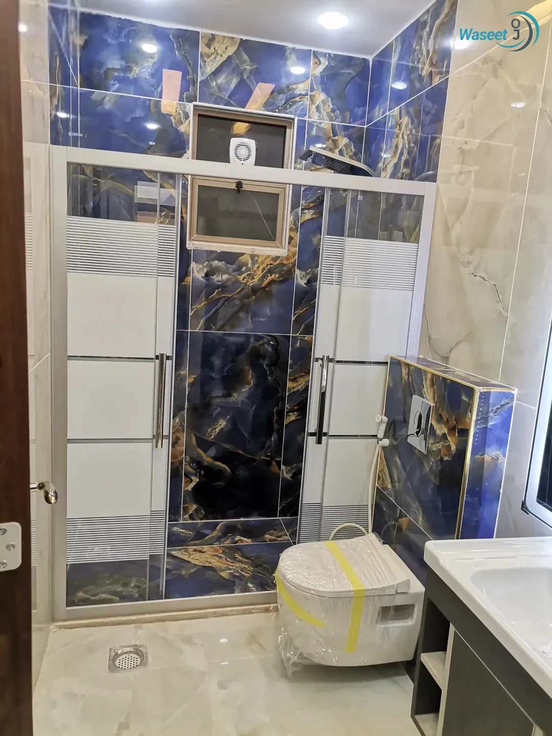 طابق اخير مع رووف 218م للبيع جنوب كليه الطب والصيدلة لجامعة اليرموك