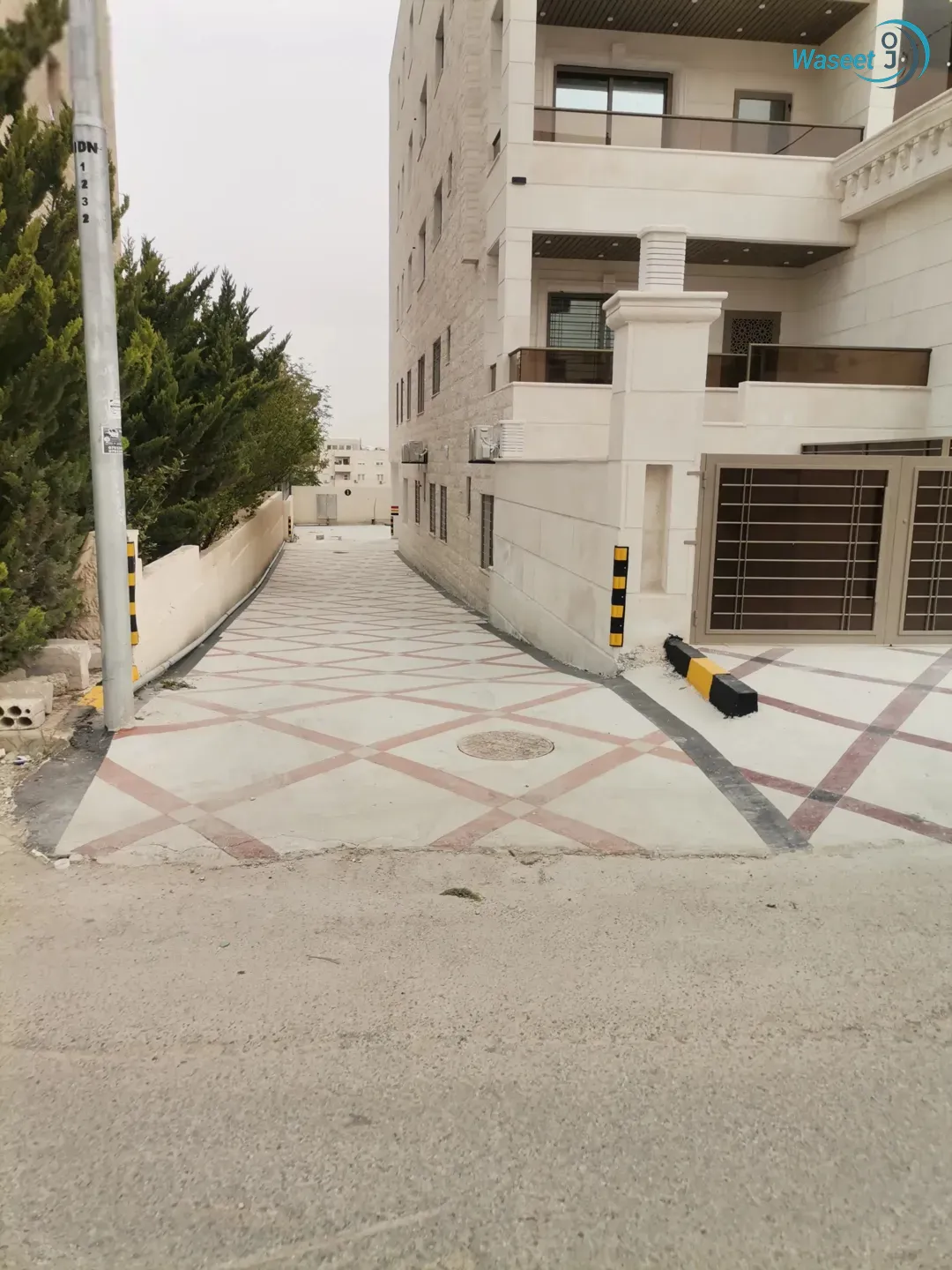 طابق اخير مع رووف 218م للبيع جنوب كليه الطب والصيدلة لجامعة اليرموك