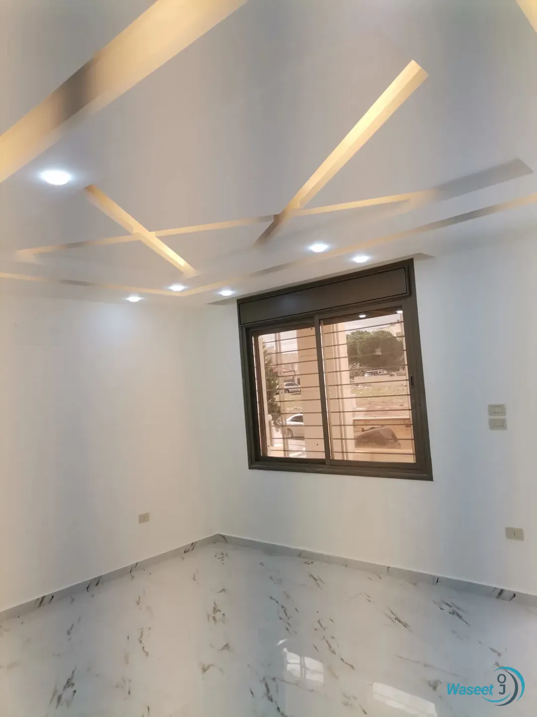 طابق اخير مع رووف 218م للبيع جنوب كليه الطب والصيدلة لجامعة اليرموك