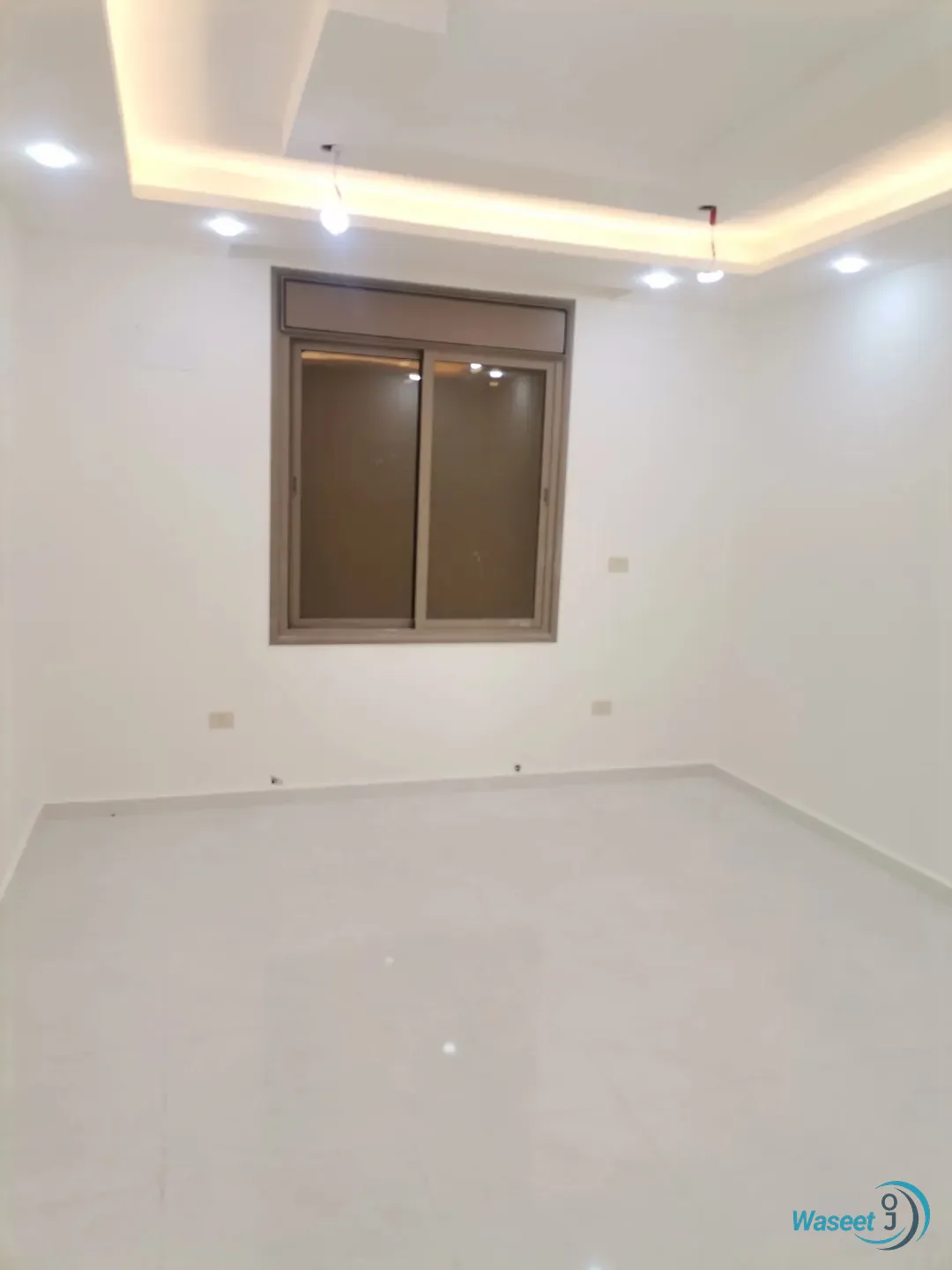 طابق اخير مع رووف 218م للبيع جنوب كليه الطب والصيدلة لجامعة اليرموك