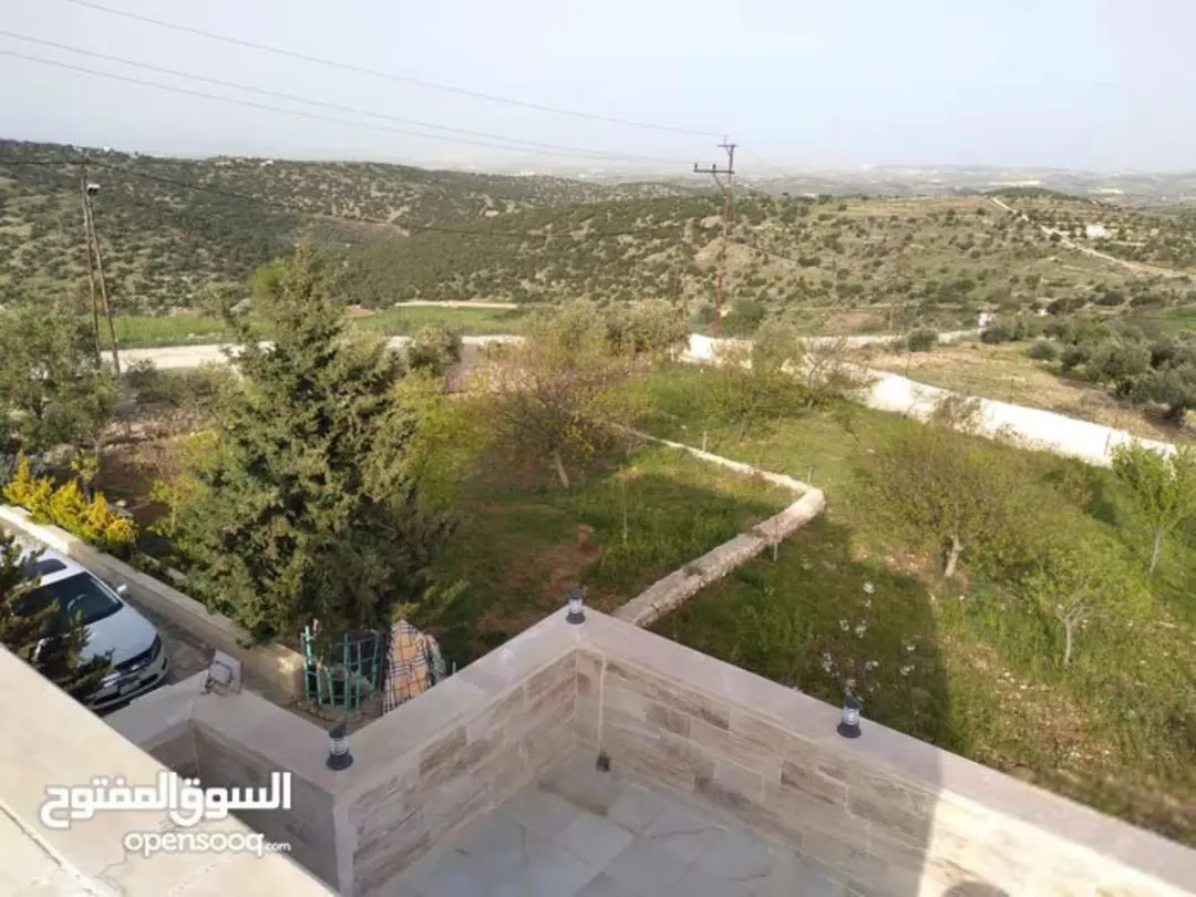 ارض ذو اطلالة مميزة للبيع بسعر مغري جدا