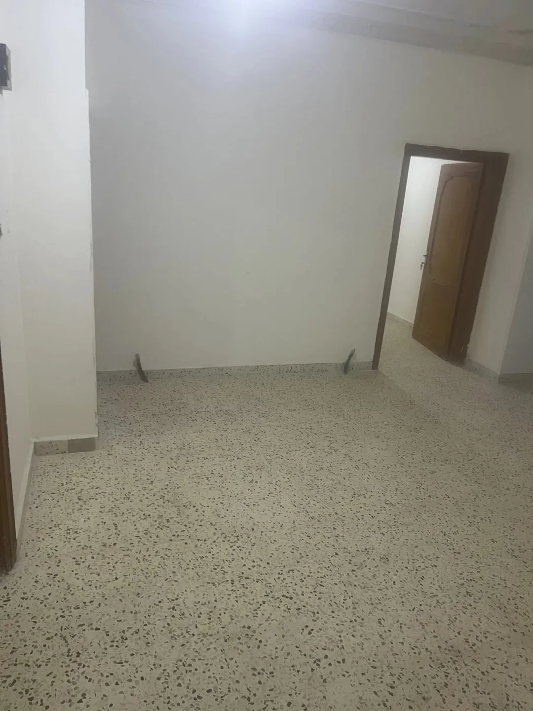شقة للبيع في الجبل الأخضر – لم تُسكن أبداً – طابق أرضي وقريبة من عبدون