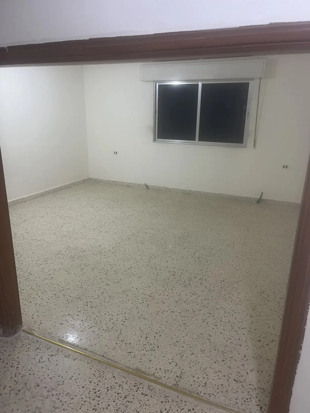 شقة للبيع في الجبل الأخضر – لم تُسكن أبداً – طابق أرضي وقريبة من عبدون