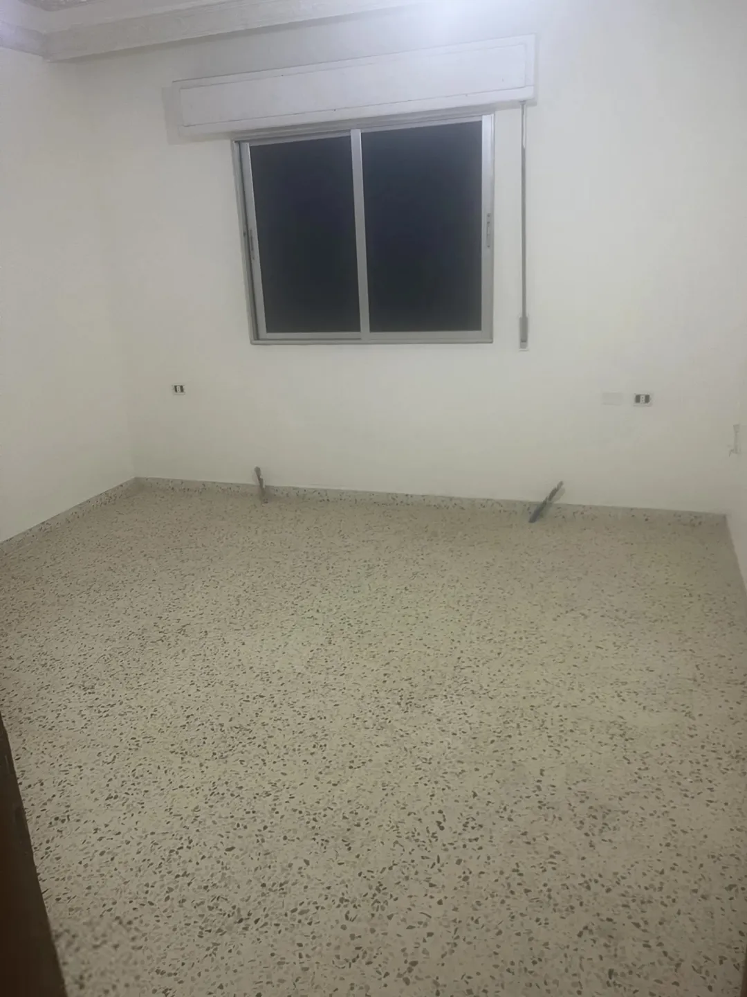 شقة للبيع في الجبل الأخضر – لم تُسكن أبداً – طابق أرضي وقريبة من عبدون