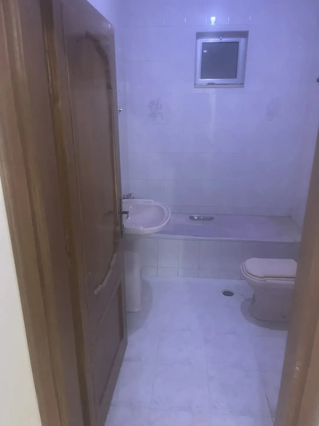 شقة للبيع في الجبل الأخضر – لم تُسكن أبداً – طابق أرضي وقريبة من عبدون