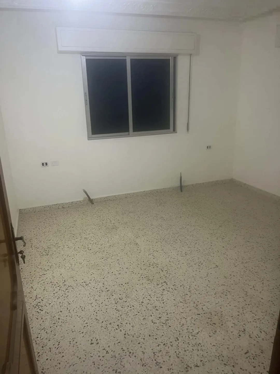 شقة للبيع في الجبل الأخضر – لم تُسكن أبداً – طابق أرضي وقريبة من عبدون