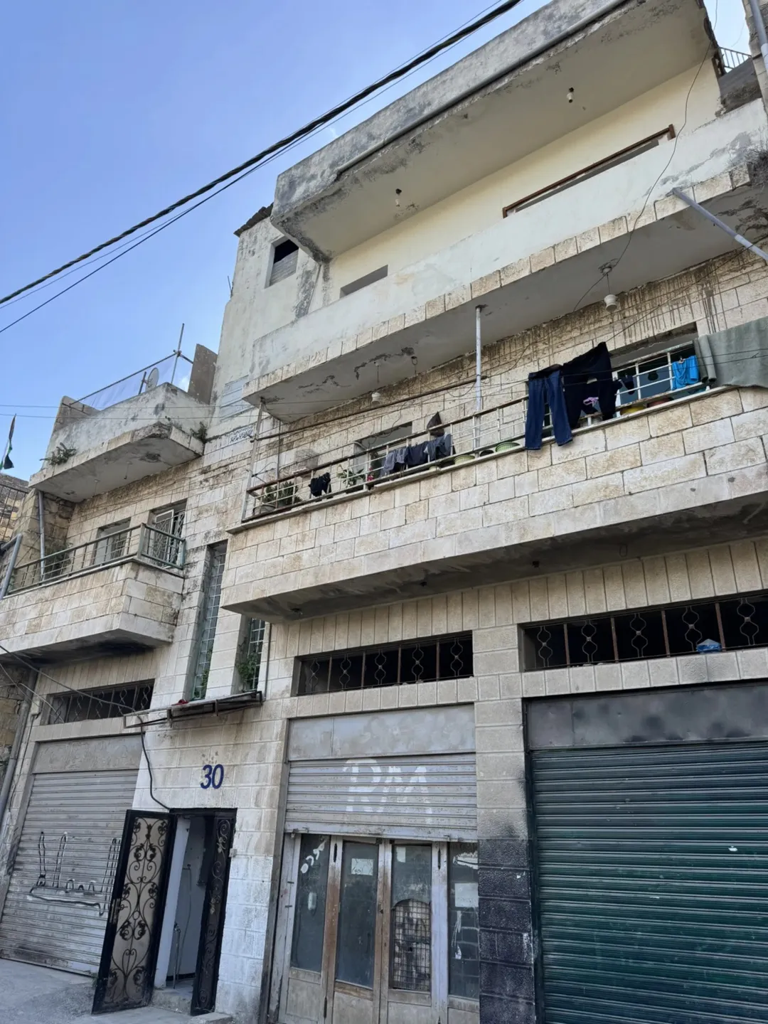 بيت مستقل متواضع يتكون من طابقين للبيع فرصة مميزة