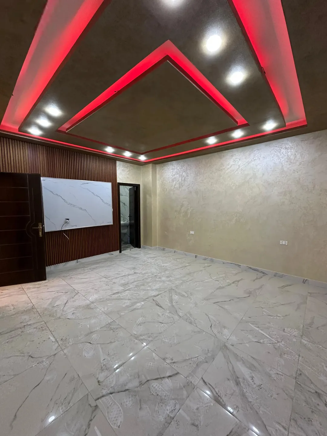 شقة دوبلكس فاخرة مع روف مستقل للبيع في ماركا الجنوبية – عمان
