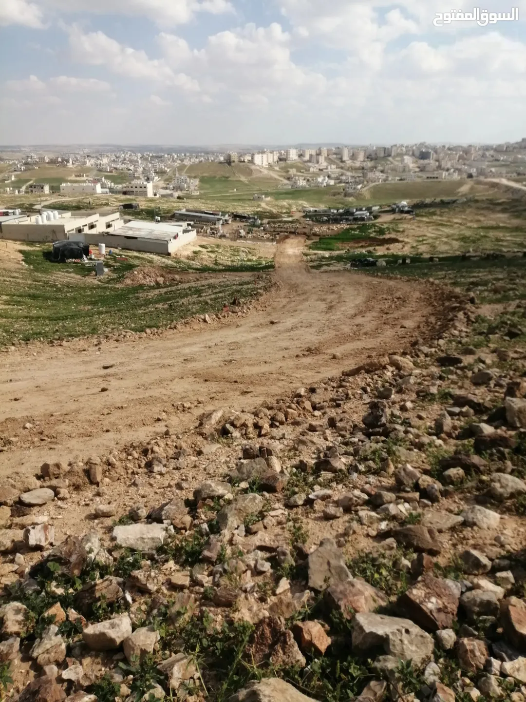 ارض للبيع الزرقاء الجديدة البتراوي الجنوبي فوق المسبح والملعب اعلى نقطة بالمكان تم فتح الشارع