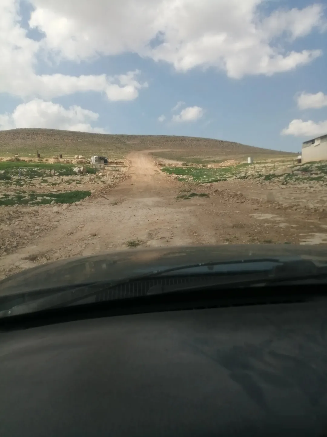ارض للبيع الزرقاء الجديدة البتراوي الجنوبي فوق المسبح والملعب اعلى نقطة بالمكان تم فتح الشارع