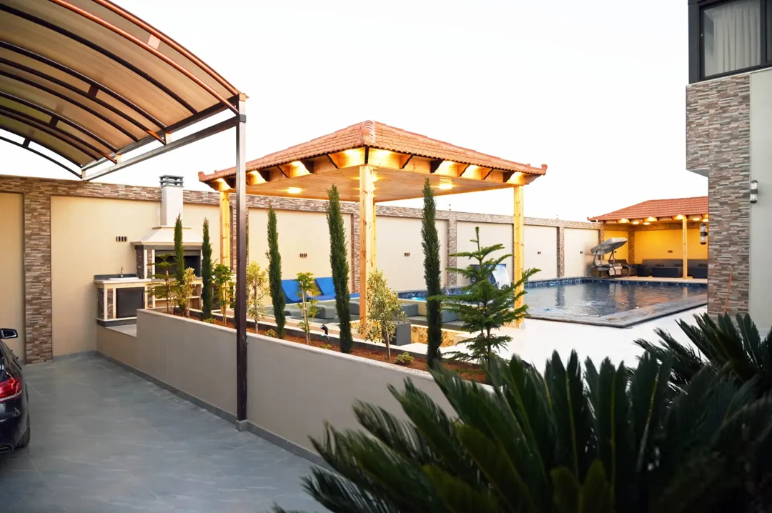 مزرعة (شاليه) للبيع على طريق المطار مباشرة