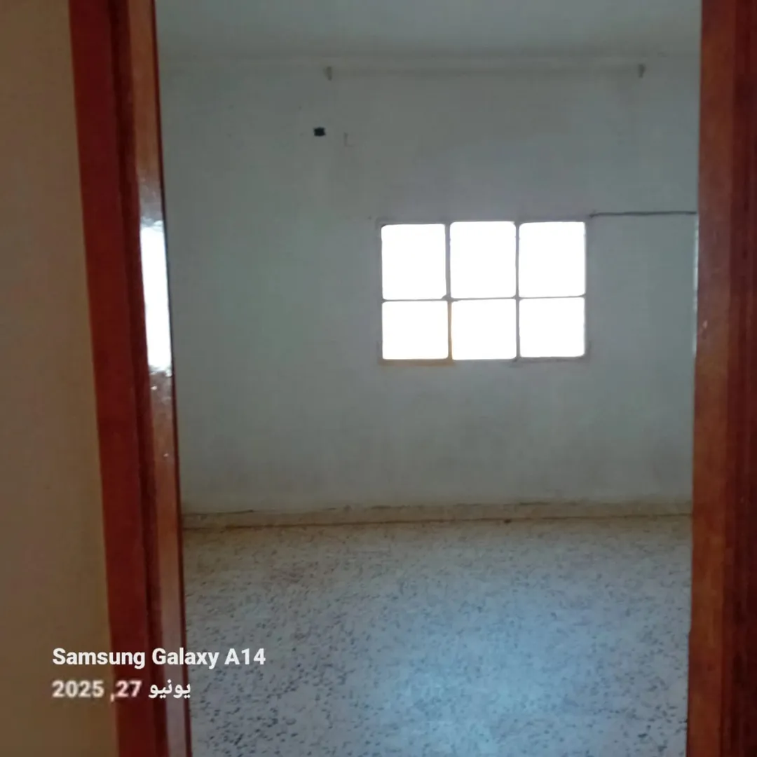 أرض واسعة ومميزة للبيع في الموقر مع منزل قائم