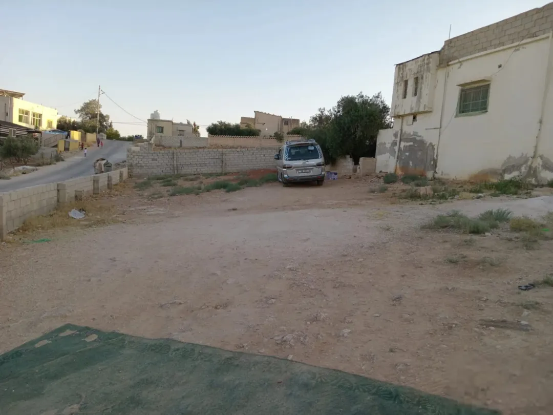 أرض واسعة ومميزة للبيع في الموقر مع منزل قائم