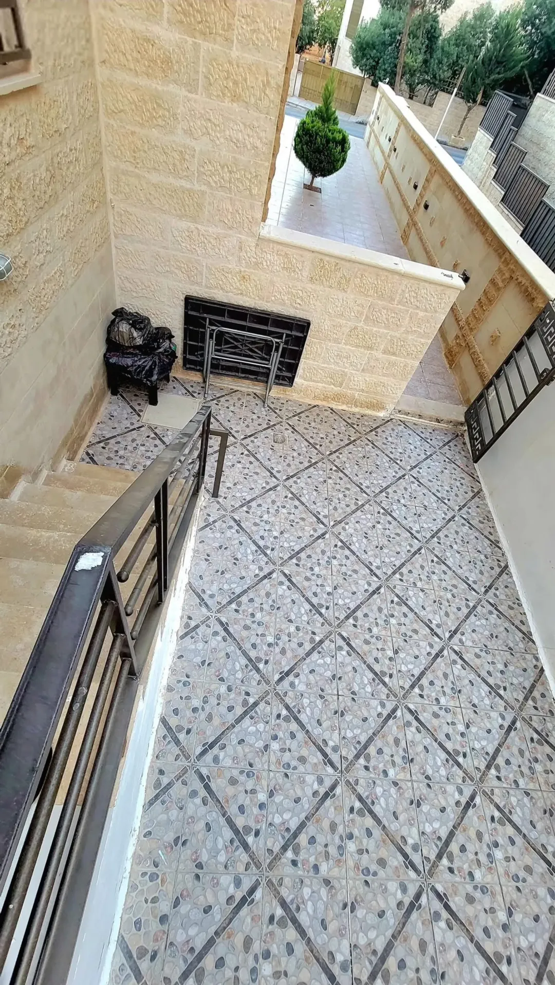 شقه مميزه للبيع بأفضل منطقه في طبربور ( ابو عليا ) بموقع هادئ جدا ومخدوم من كافة الخدمات المميزة.