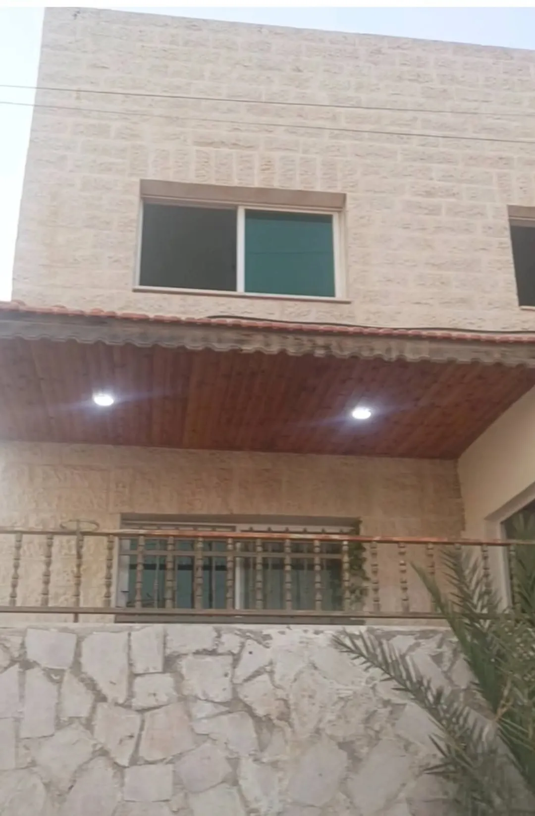 منزل طابقين بتصميم أمريكي عصري للبيع في السلط – المغاريب