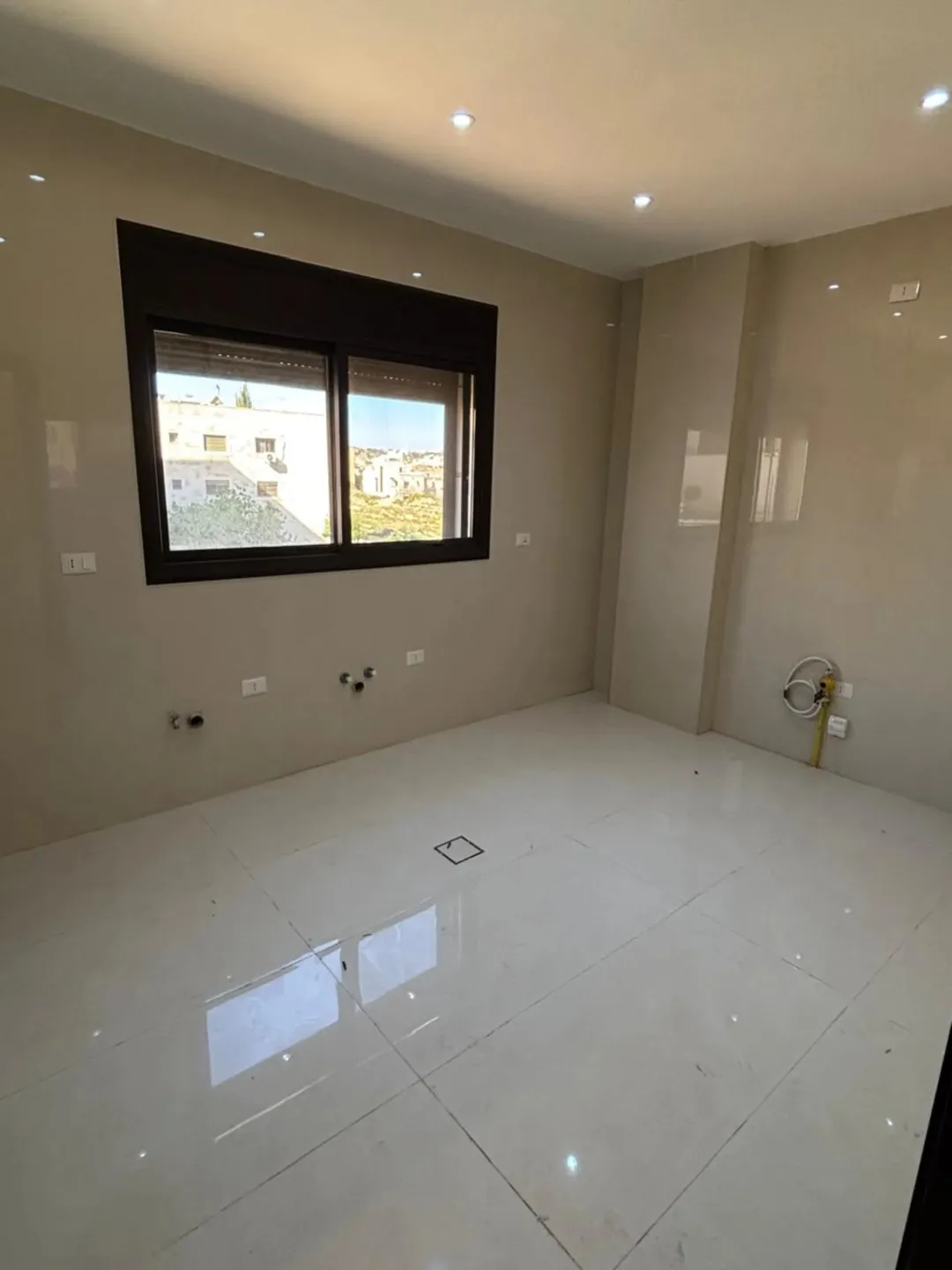 دوبلكس فاخر للبيع في حي المنصور إطلالة مفتوحة وتصميم عصري