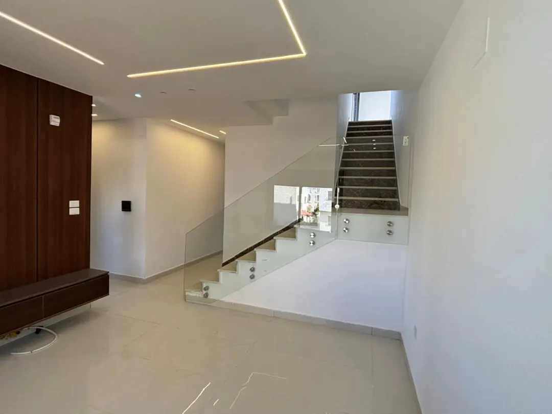 دوبلكس فاخر للبيع في حي المنصور إطلالة مفتوحة وتصميم عصري
