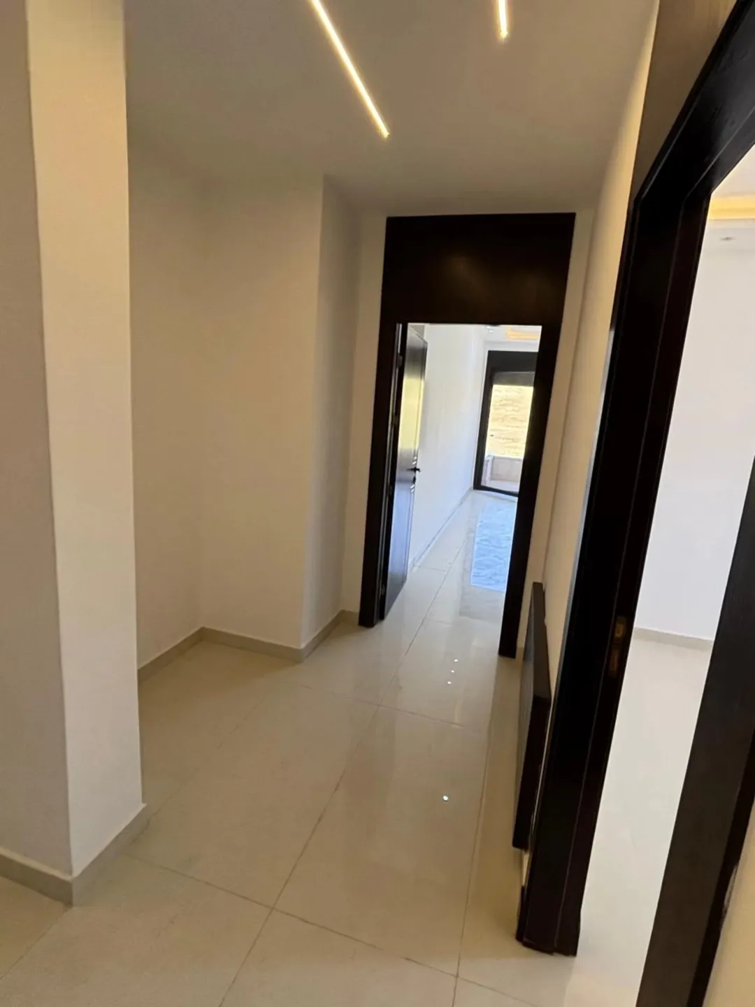 دوبلكس فاخر للبيع في حي المنصور إطلالة مفتوحة وتصميم عصري