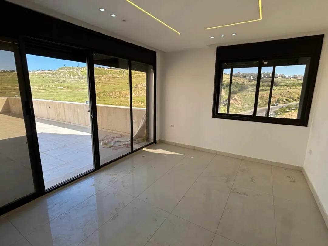 دوبلكس فاخر للبيع في حي المنصور إطلالة مفتوحة وتصميم عصري