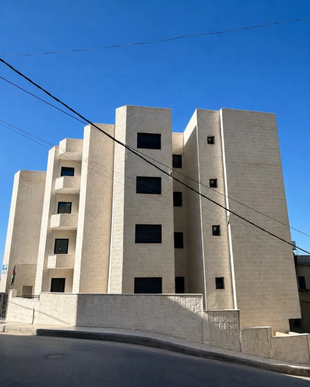 عمارة سكنية جديدة للبيع بالكامل في القويسمة – عمان
