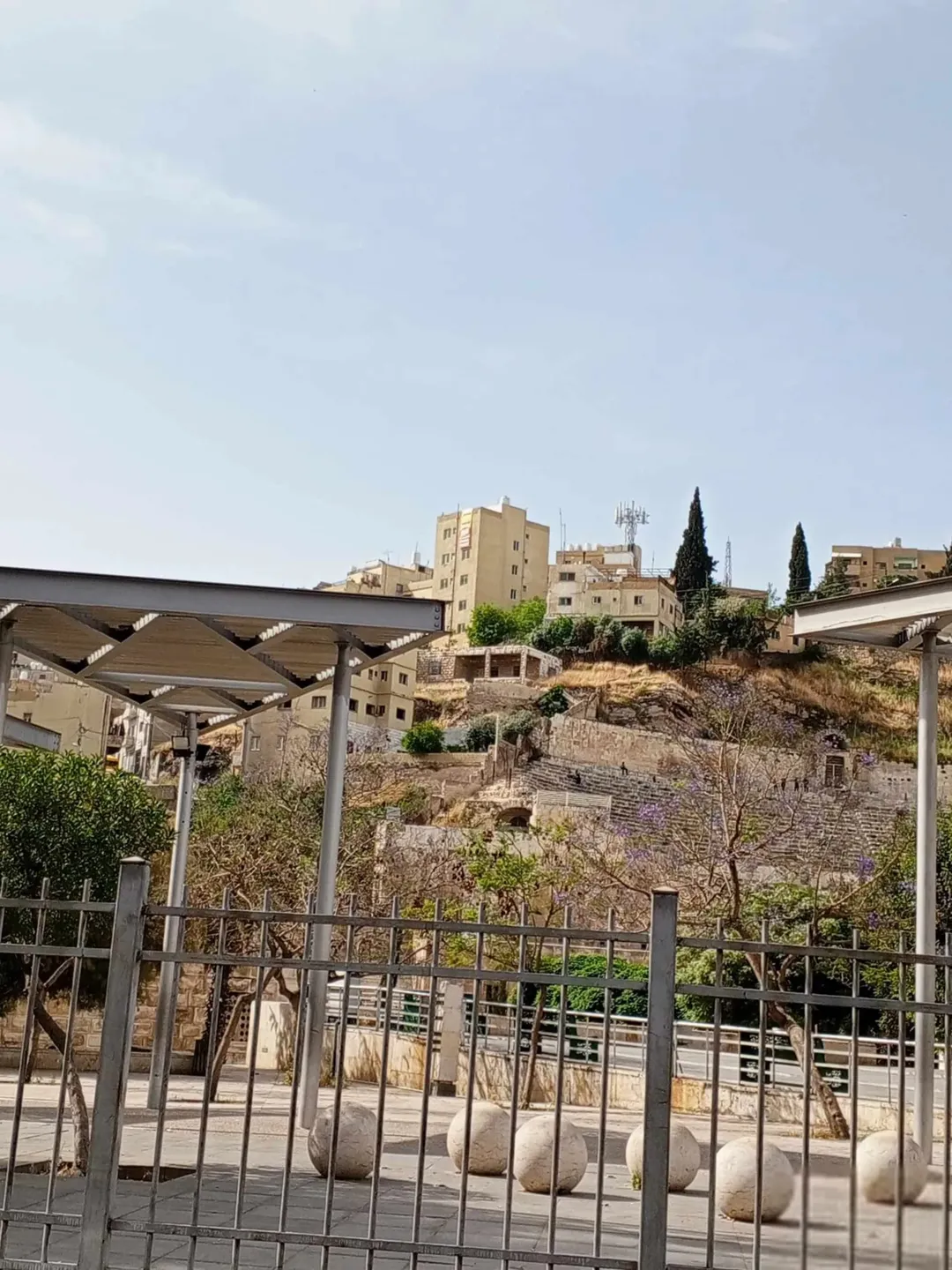 شقق للبيع في جبل الجوفة بإطلالة بانورامية على المدرج الروماني وجبل القلعة