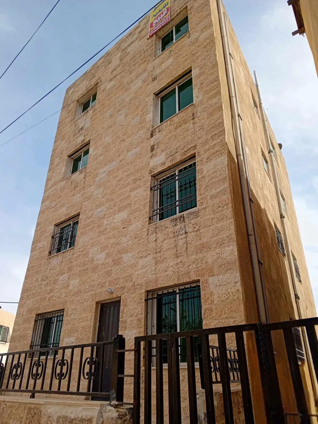شقق للبيع في جبل الجوفة بإطلالة بانورامية على المدرج الروماني وجبل القلعة