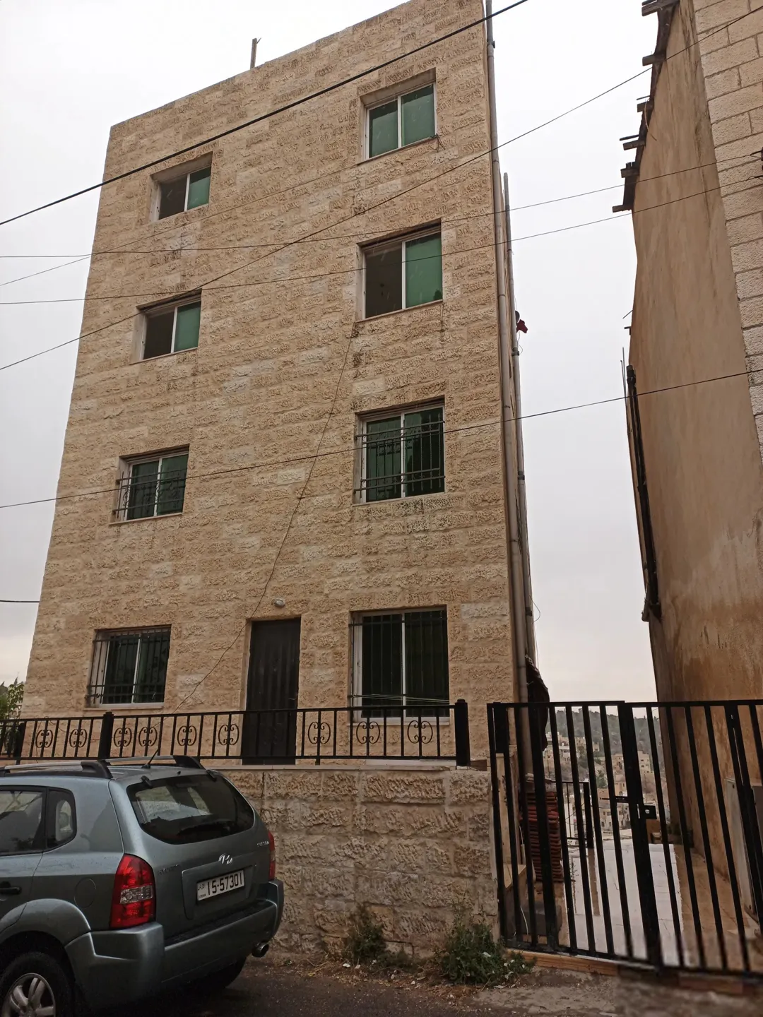 شقق للبيع في جبل الجوفة بإطلالة بانورامية على المدرج الروماني وجبل القلعة