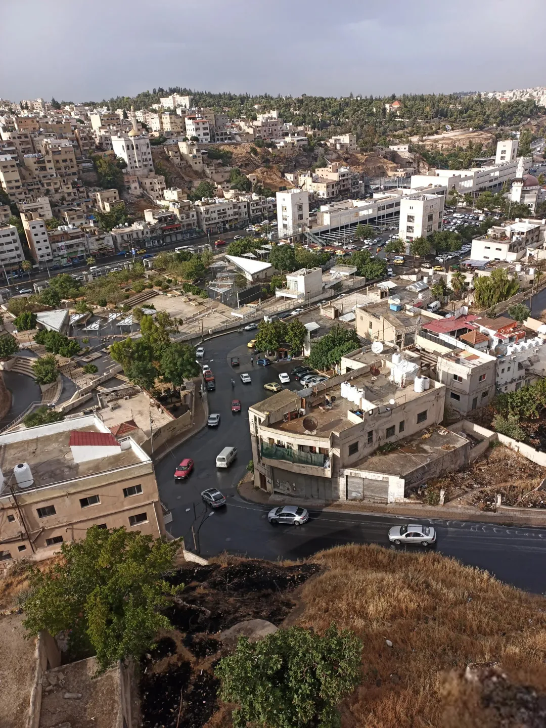 شقق للبيع في جبل الجوفة بإطلالة بانورامية على المدرج الروماني وجبل القلعة