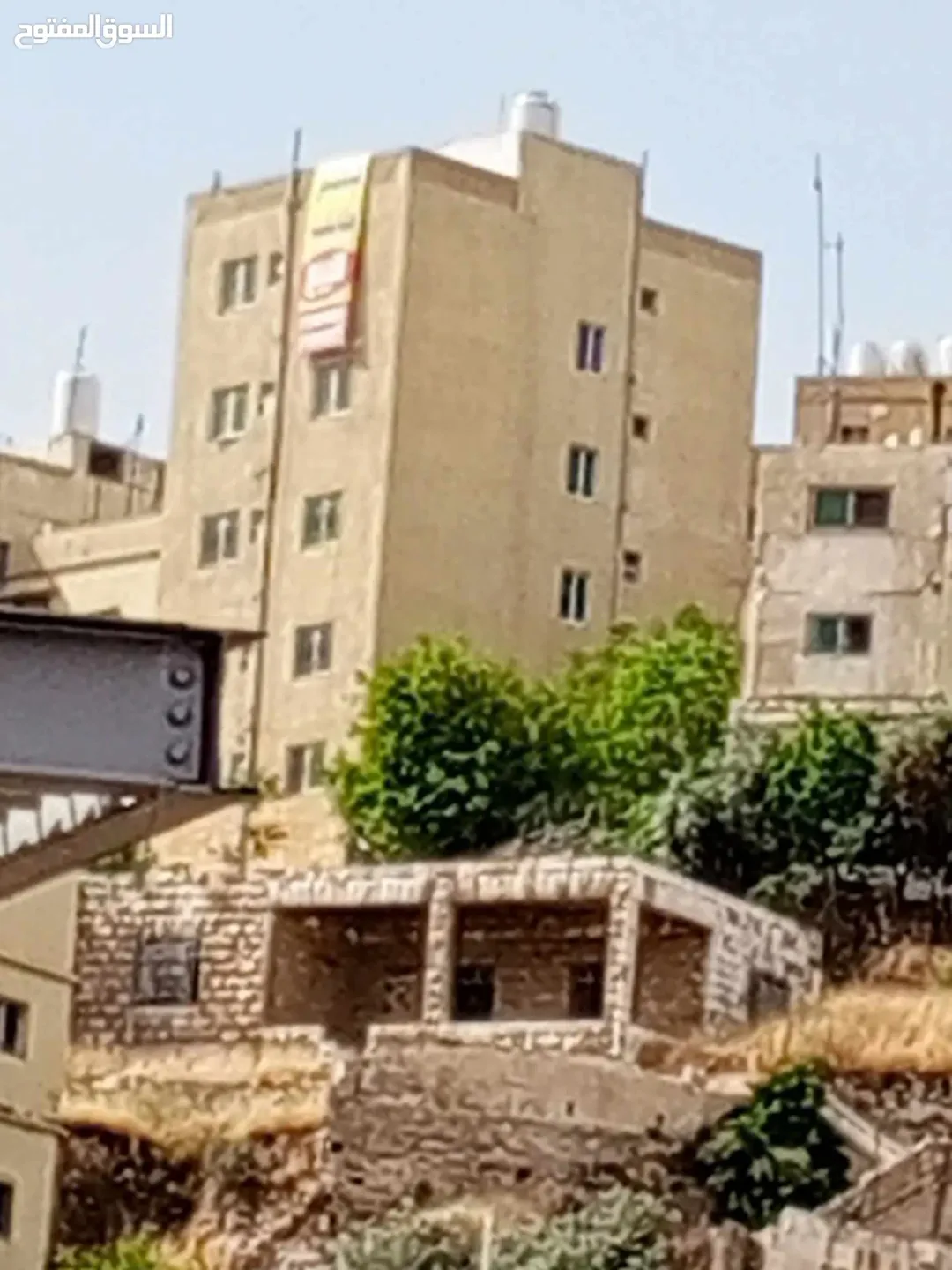 شقق للبيع في جبل الجوفة بإطلالة بانورامية على المدرج الروماني وجبل القلعة