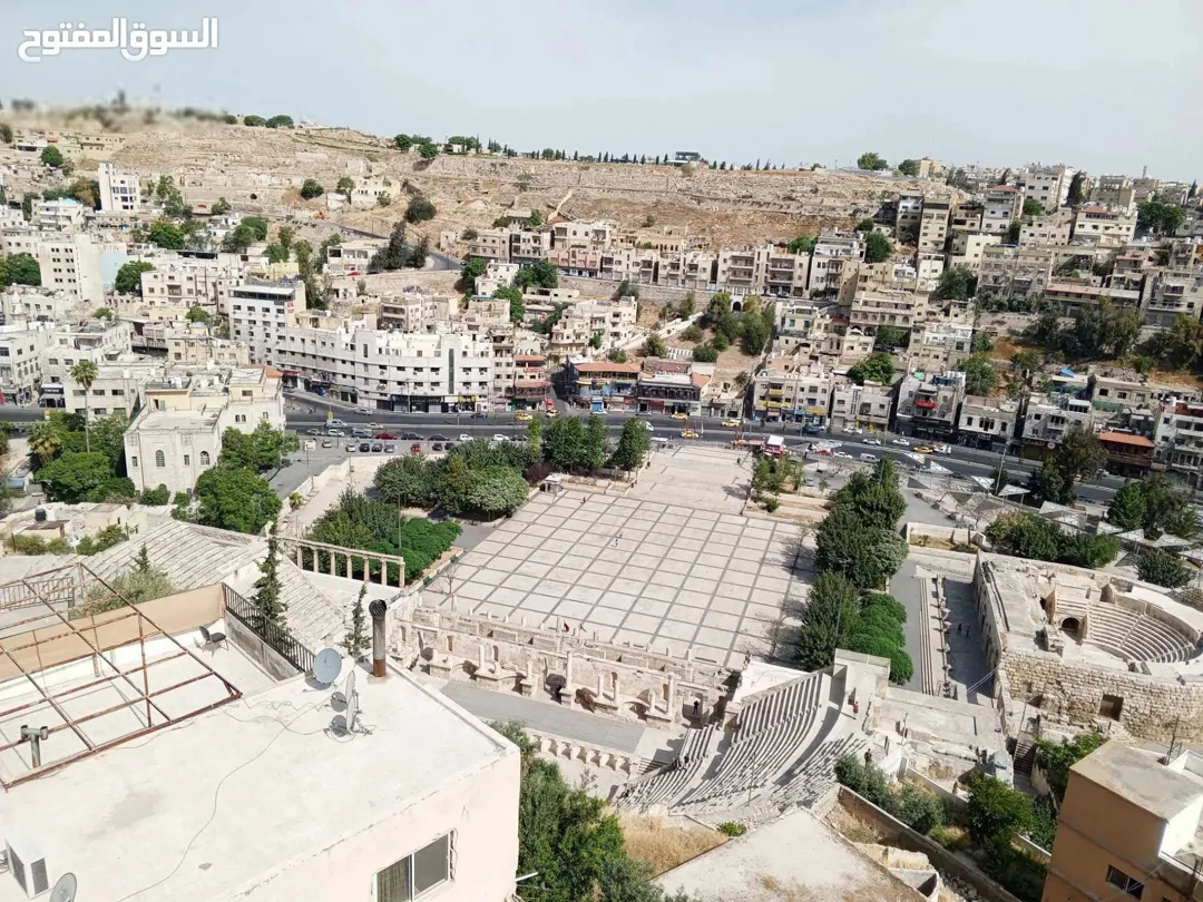 شقق للبيع في جبل الجوفة بإطلالة بانورامية على المدرج الروماني وجبل القلعة
