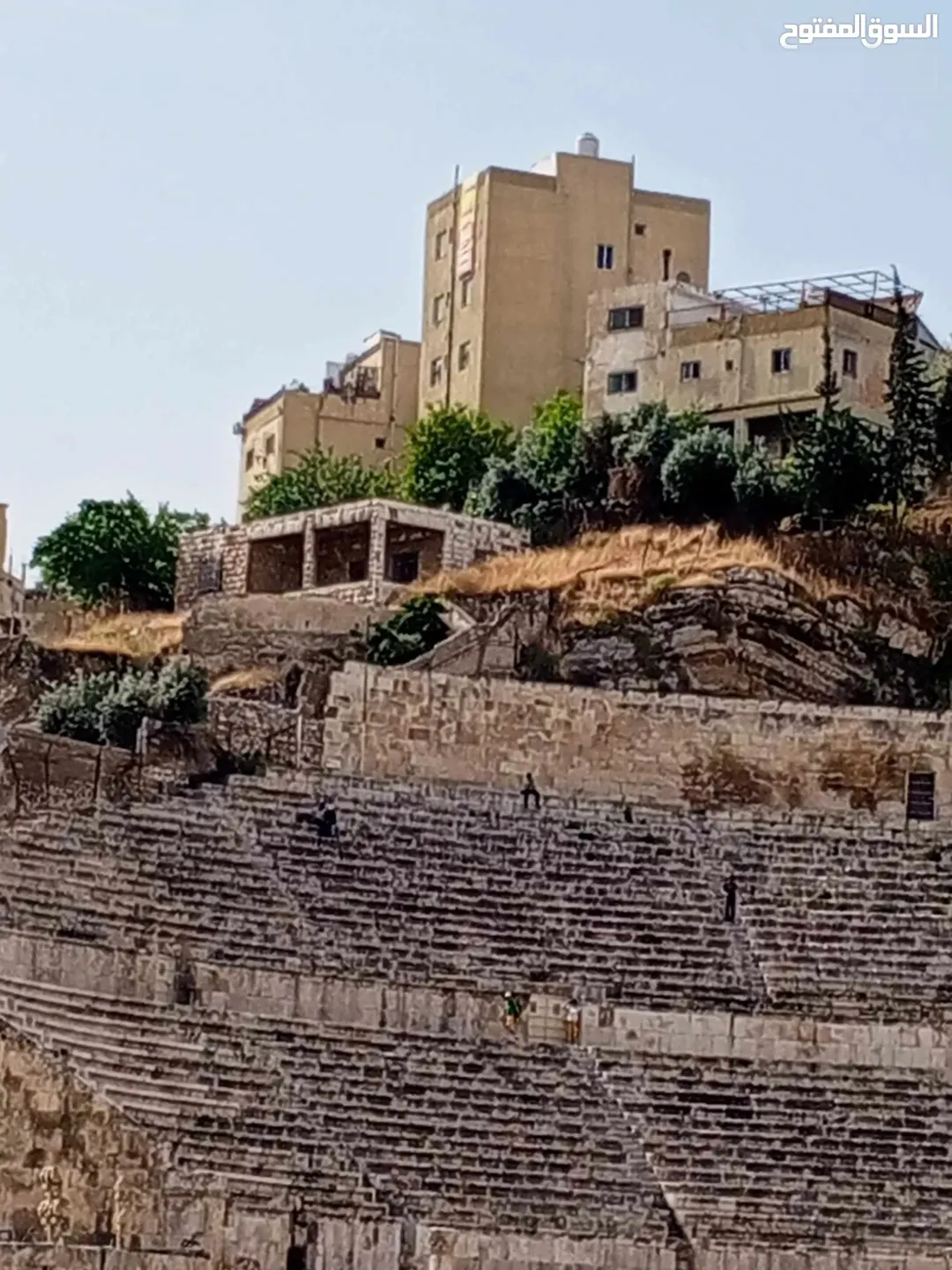 شقق للبيع في جبل الجوفة بإطلالة بانورامية على المدرج الروماني وجبل القلعة