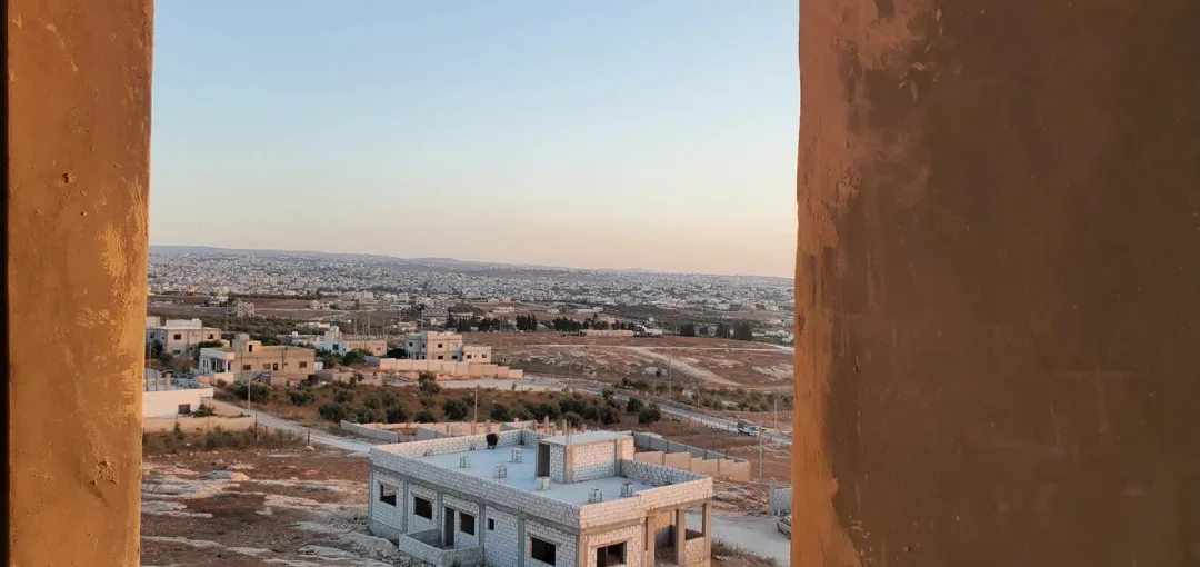 منزل دوبليكس مع روف نظام أمريكي مستودع 16 متر طابق أرضي 136 متر طابق أول 116 متر الرووف 75 متر