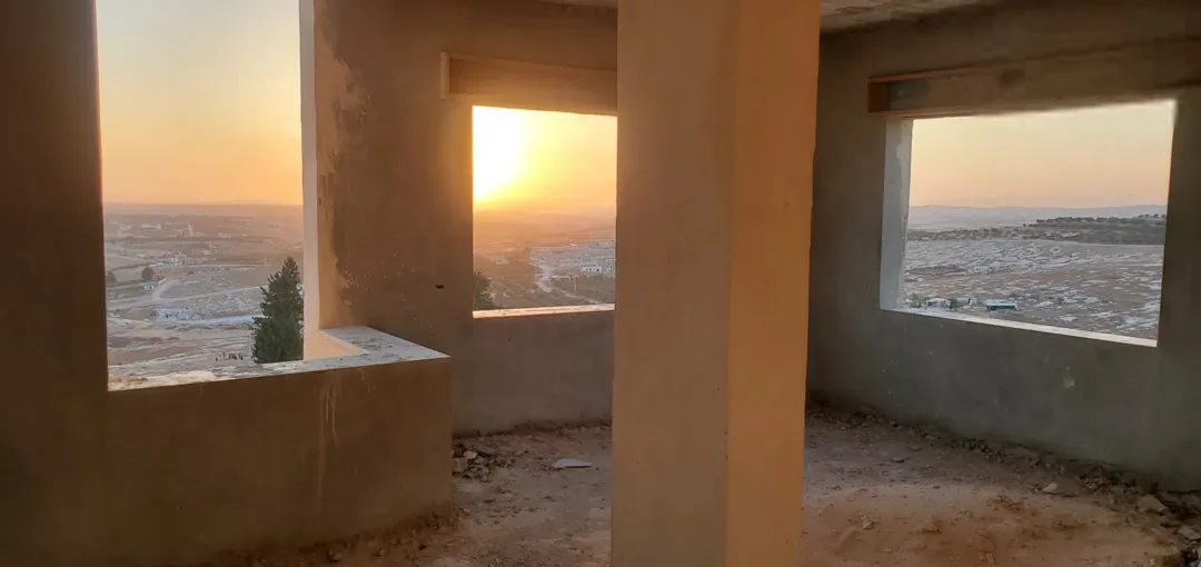 منزل دوبليكس مع روف نظام أمريكي مستودع 16 متر طابق أرضي 136 متر طابق أول 116 متر الرووف 75 متر