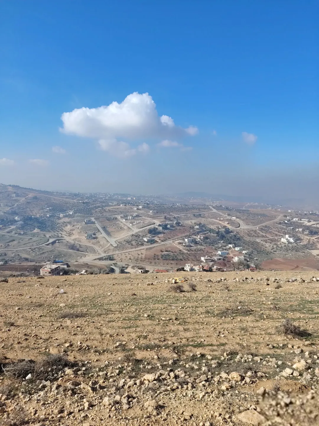 قطعة أرض ساحرة في الكمشة بإطلالة بانورامية خلابة