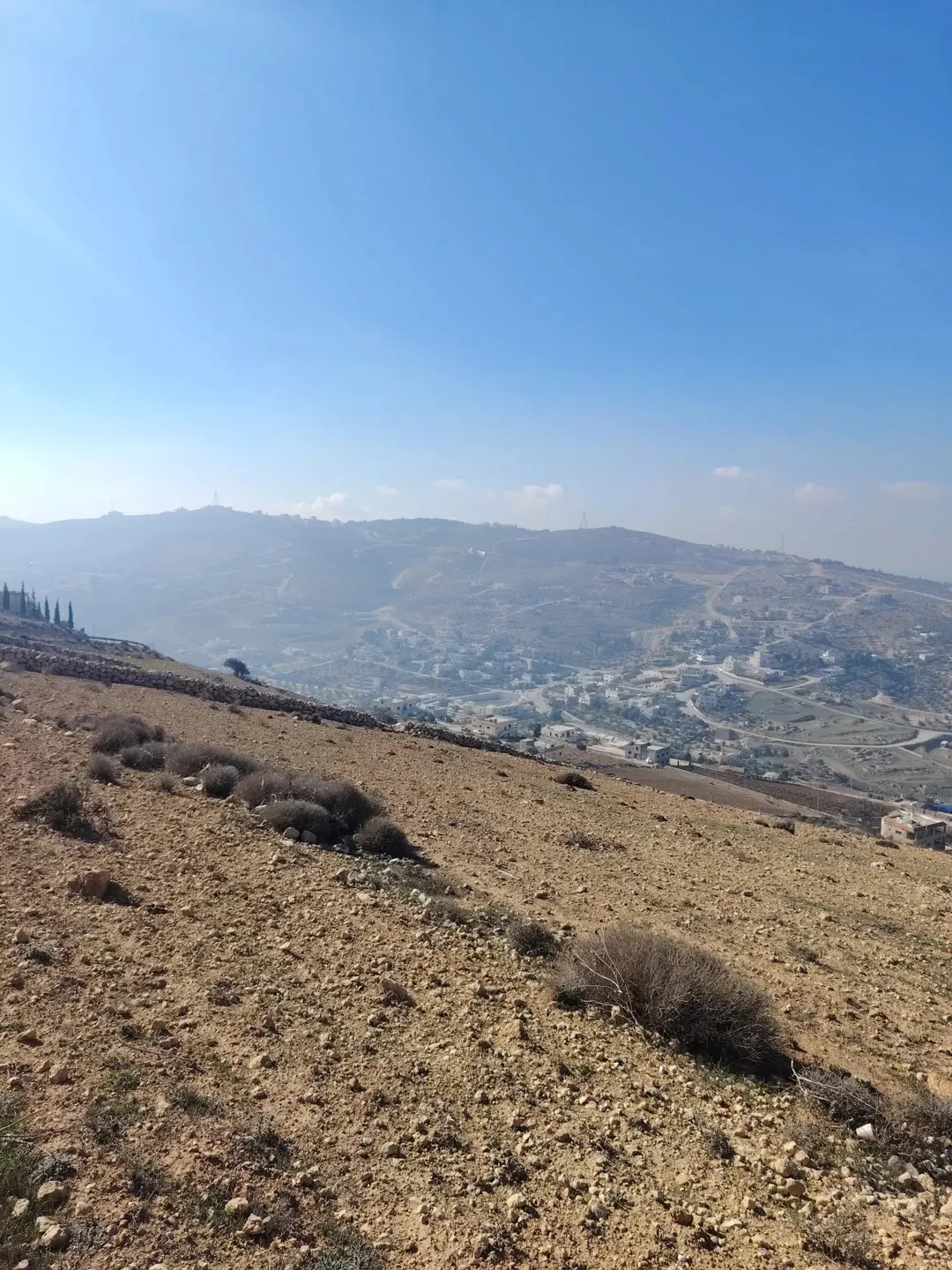 قطعة أرض ساحرة في الكمشة بإطلالة بانورامية خلابة