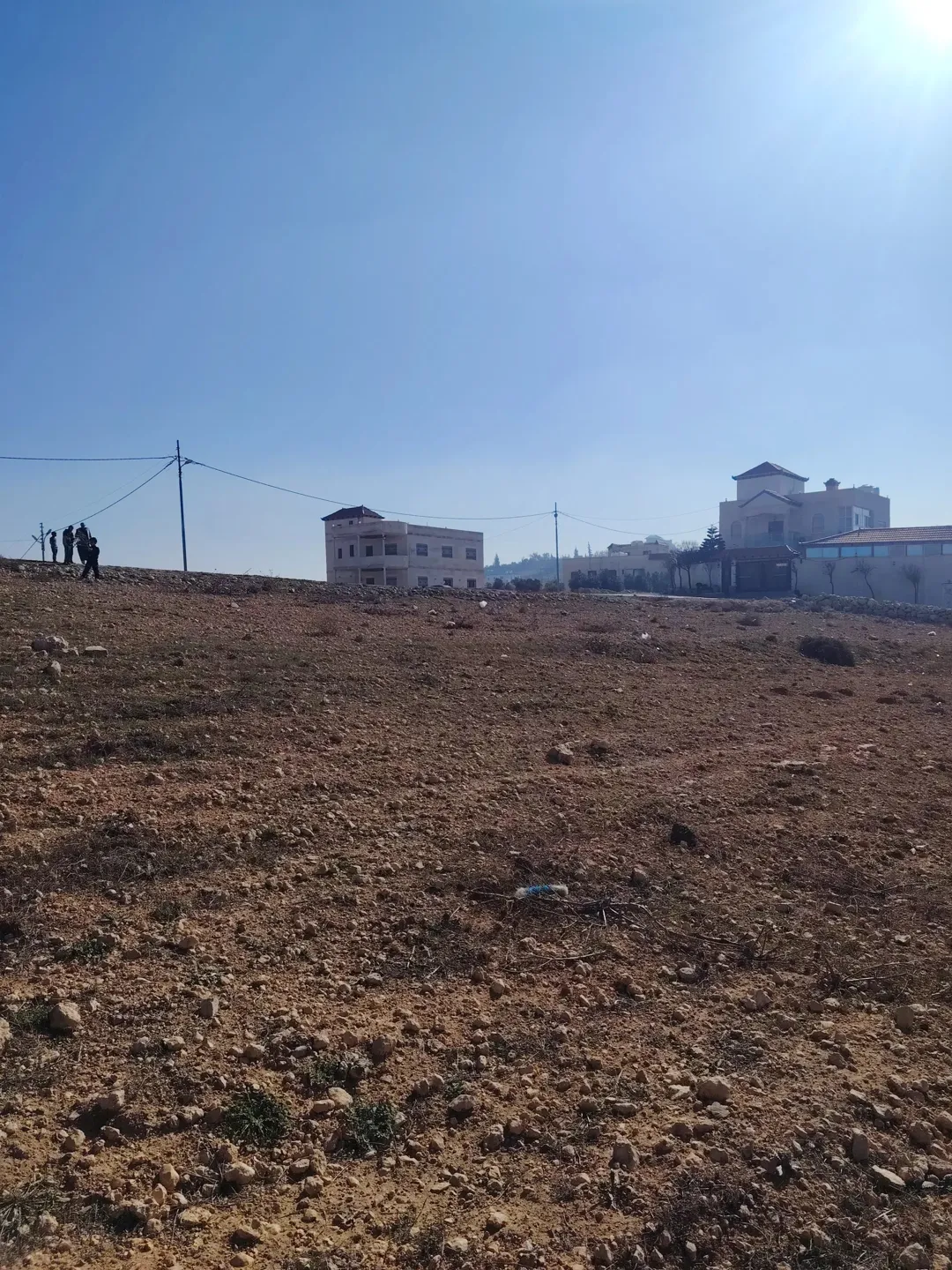 قطعة أرض ساحرة في الكمشة بإطلالة بانورامية خلابة