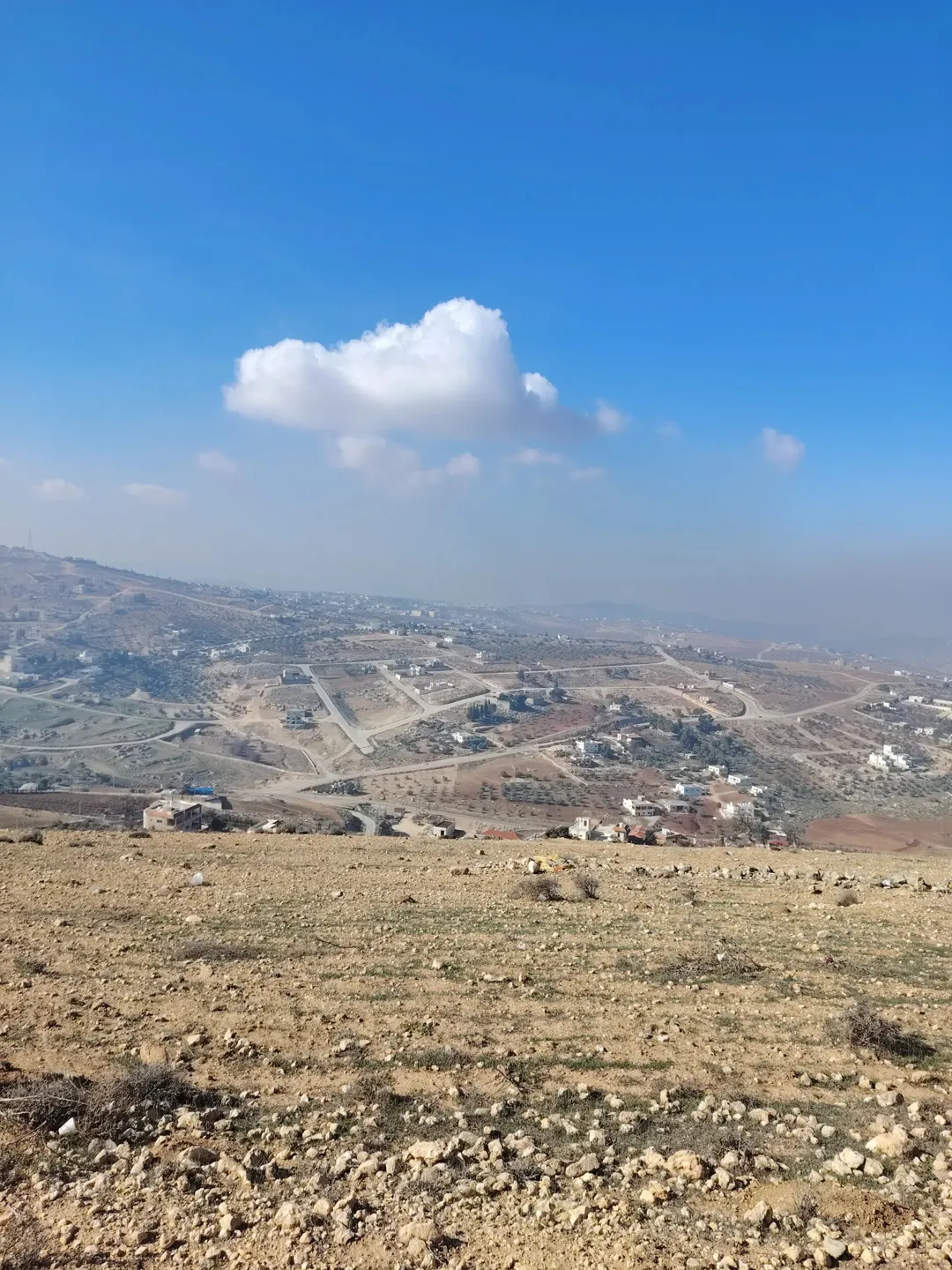 قطعة أرض ساحرة في الكمشة بإطلالة بانورامية خلابة