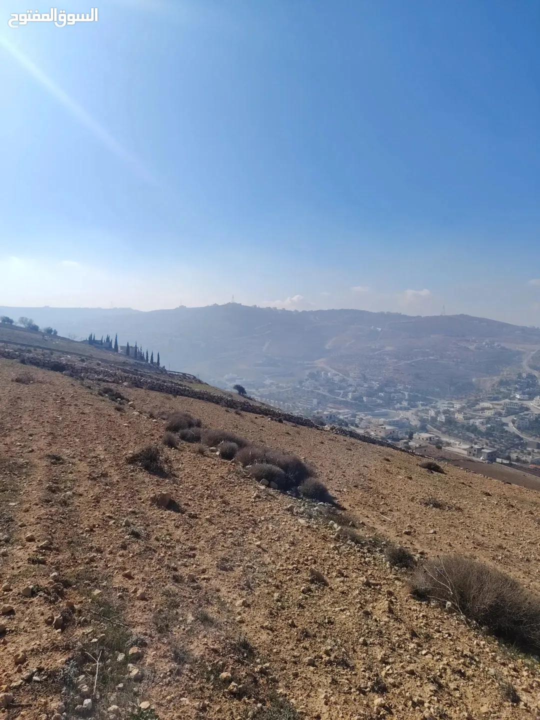 قطعة أرض ساحرة في الكمشة بإطلالة بانورامية خلابة