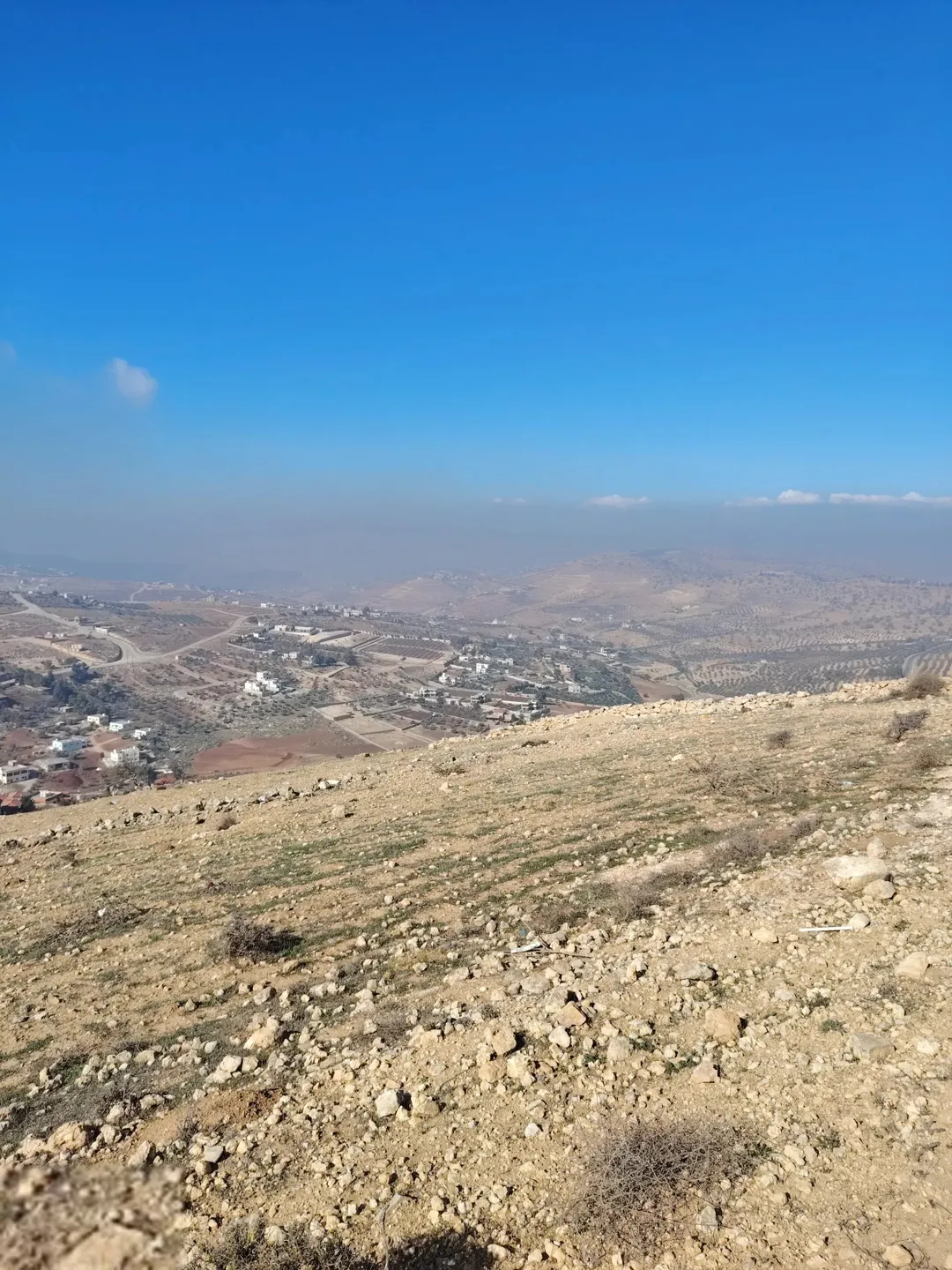 قطعة أرض ساحرة في الكمشة بإطلالة بانورامية خلابة