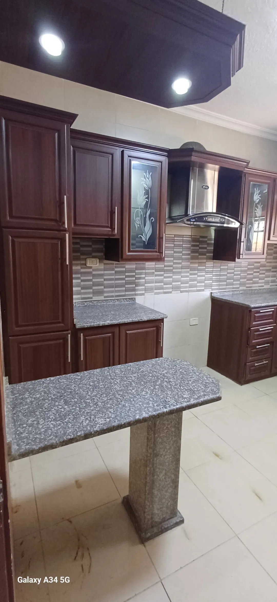 شقة فاخرة للبيع في مرج الحمام بإطلالة على طريق البحر الميت