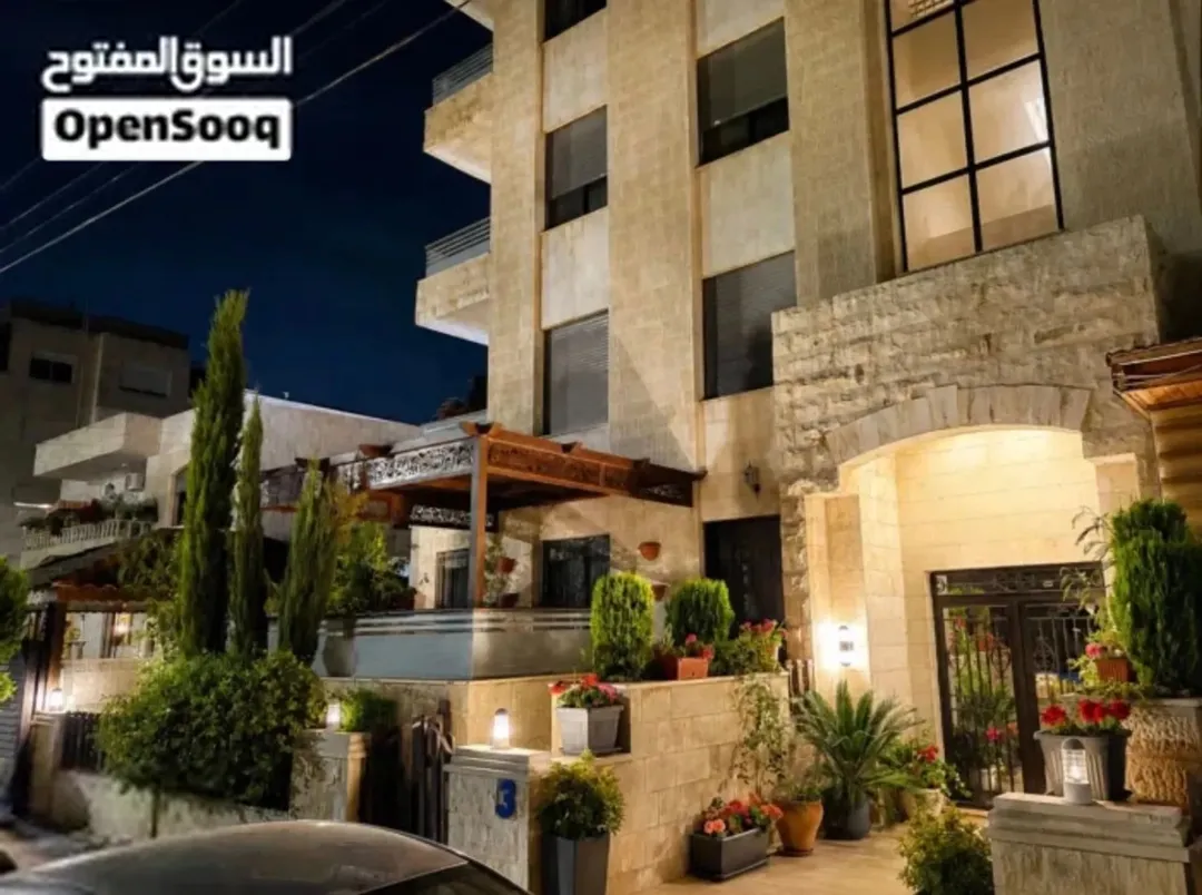 شقة 172م اخير مع رووف 62م في ضاحية النخيل تشطيب حديث وشارع مستوي وهادئ