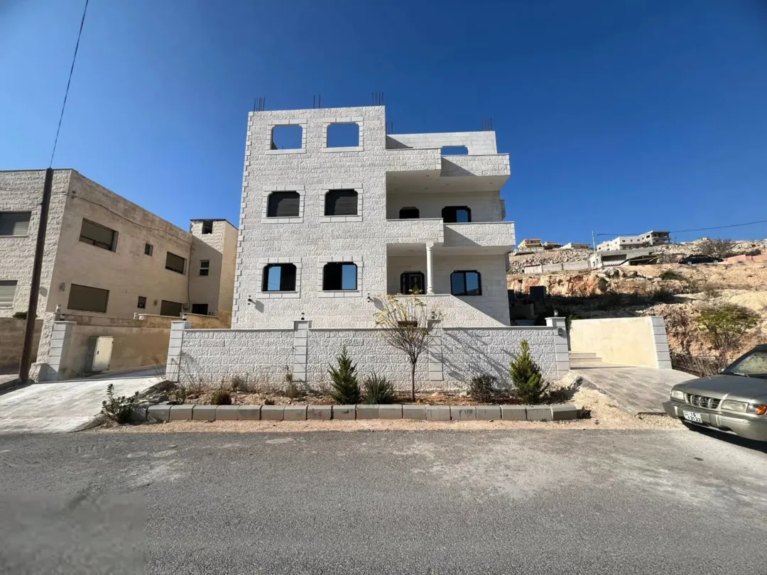 بيت 3 طوابق للبيع
