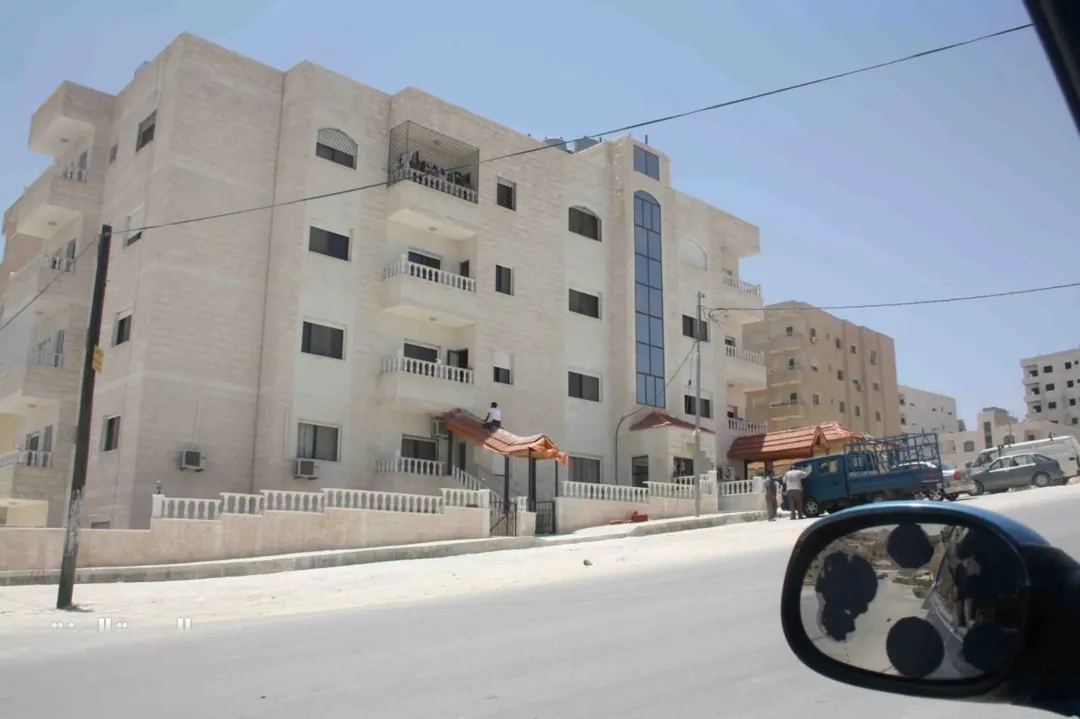 شقة ثلاث غرف جديدة للبيع في عمان، الجبيهة، أم زويتينة