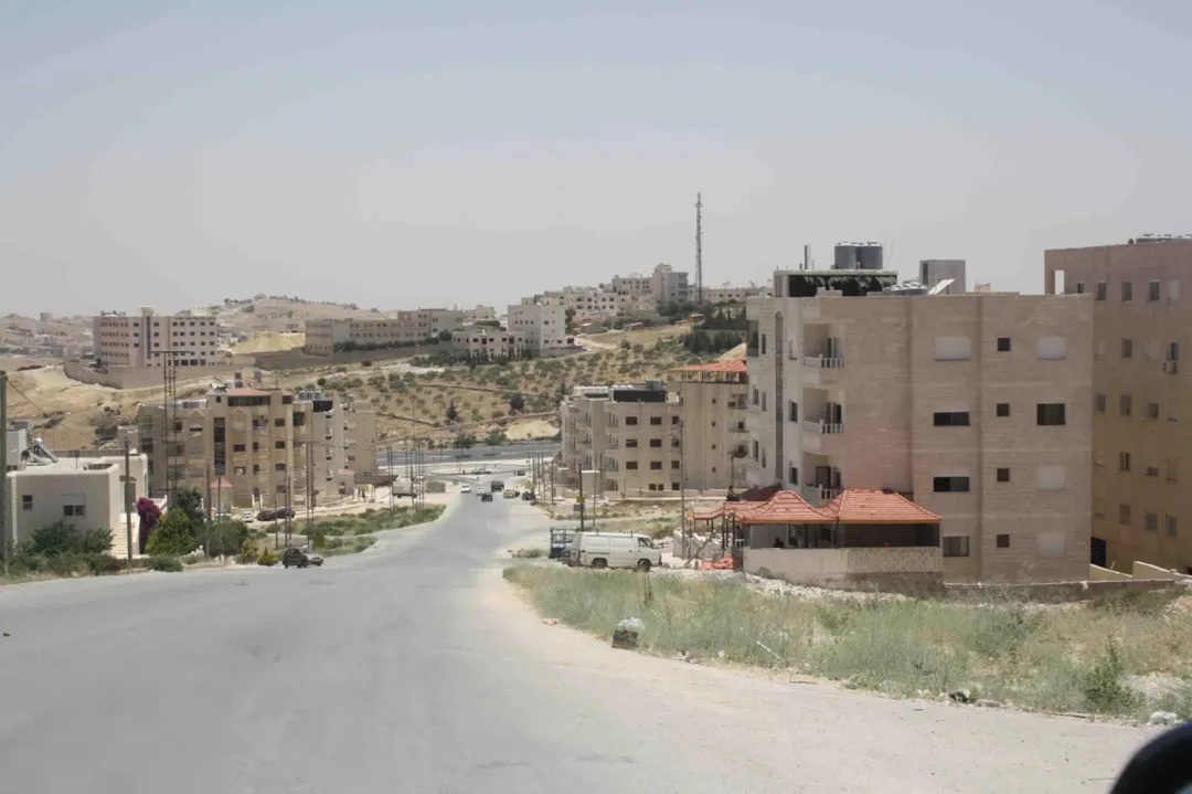 شقة ثلاث غرف جديدة للبيع في عمان، الجبيهة، أم زويتينة